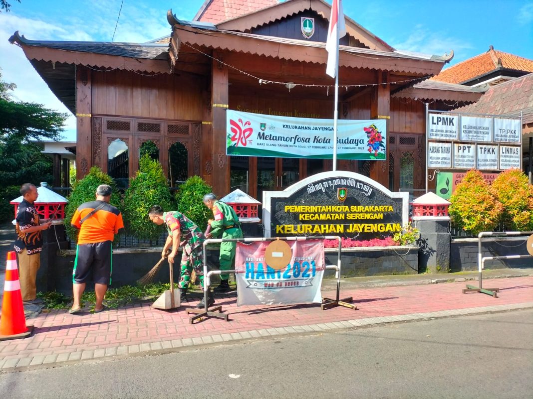 Ciptakan Lingkungan Yang Bersih, Babinsa Jayengan Kerja Bakti Bersama Perangkat Kelurahan
