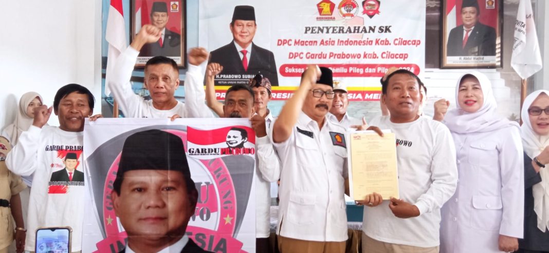 Ketua DPC Gerindra Kabupaten Cilacap Serahkan SK 2 Relawan Baru, Macan Asia Indonesia dan Gardu Prabowo