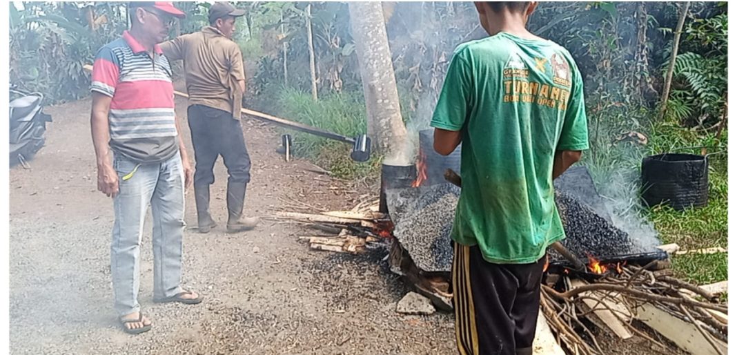Warga Dusun Ciparahu Dayeuhluhur Bersyukur, Akses Jalan ke Lokasi Pemakaman Warga Sudah di Aspal