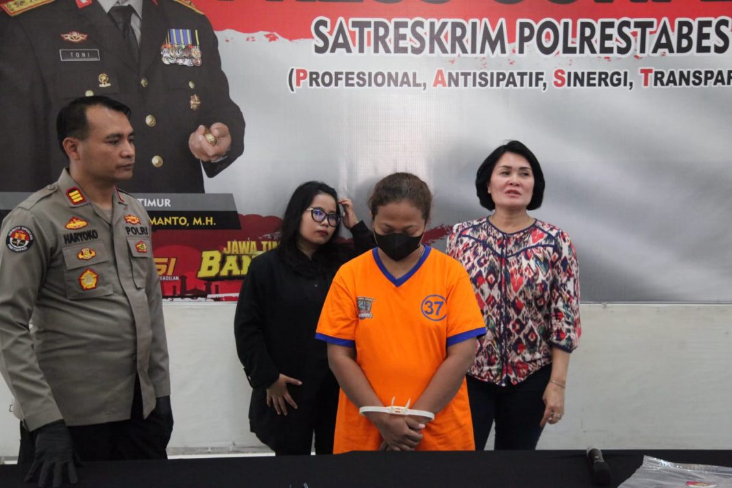 Terhalusinasi, Istri Bacok Suami di Rungkut