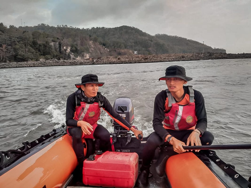 Diterjang Ombak Besar di Muara Logending, 2 Nelayan Jatuh dari Perahu