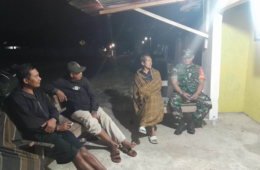 Sambangi Pos Kamling, Babinsa Koramil 02 Nguter Motivasi Warga Pentingnya Pengamanan Lingkungan