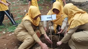 GNRM, SMP Negeri 2 Mrebet Tanam Ratusan Pohon
