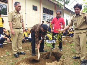 GNRM, SMP Negeri 2 Mrebet Tanam Ratusan Pohon
