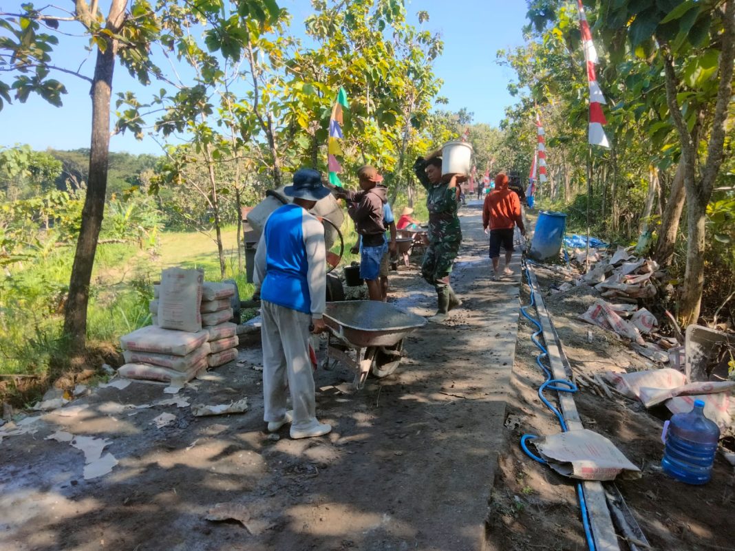 Dukung Pembangunan di Wilayah Binaan, Babinsa Kerja Bakti Cor Jalan