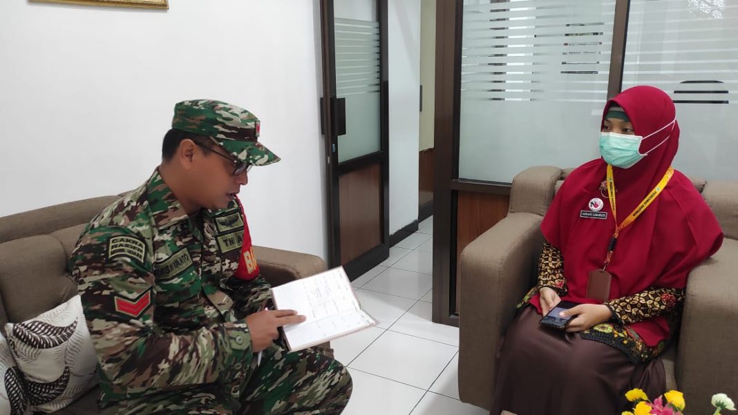 Babinsa Datangi Puskesmas Guna Laksanakan Komsos dengan Pegawai Puskesmas