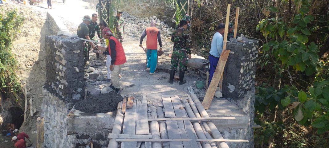 Babinsa bersama Relawan Merapi Merbabu Droping Air Bersih