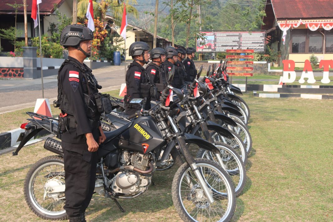 Pengecekan Almatsus dan Kendaraan Dinas Dalam Apel Kesiapsiagaan Jajaran Brimob Kalbar