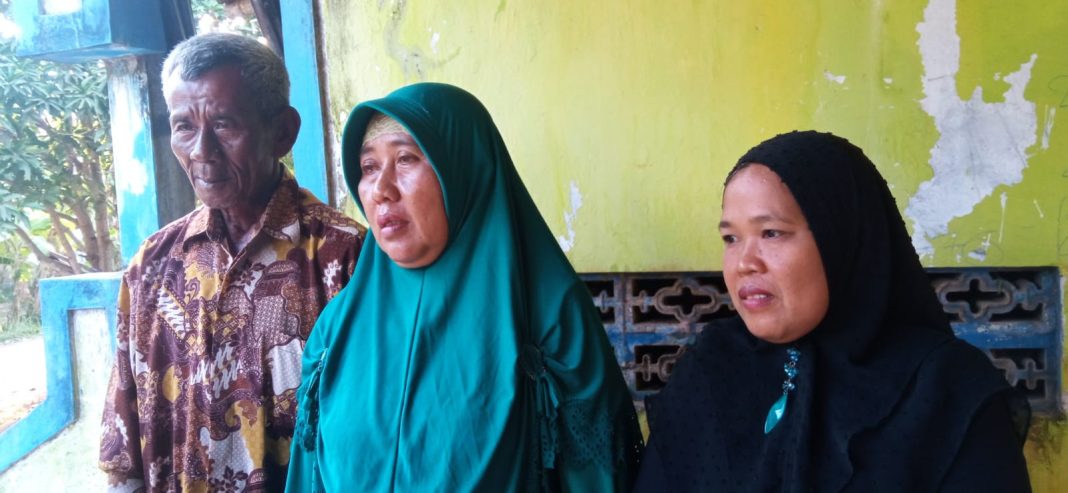 Diwarnai Isak Tangis, Warga Desa Widarapayung Kulon Tolak Eksekusi Tanah