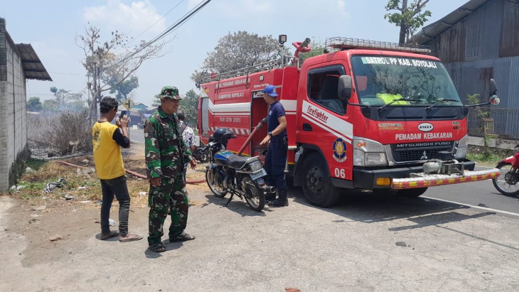 Gerak Cepat, Babinsa Cepogo Bantu Padamkan Api
