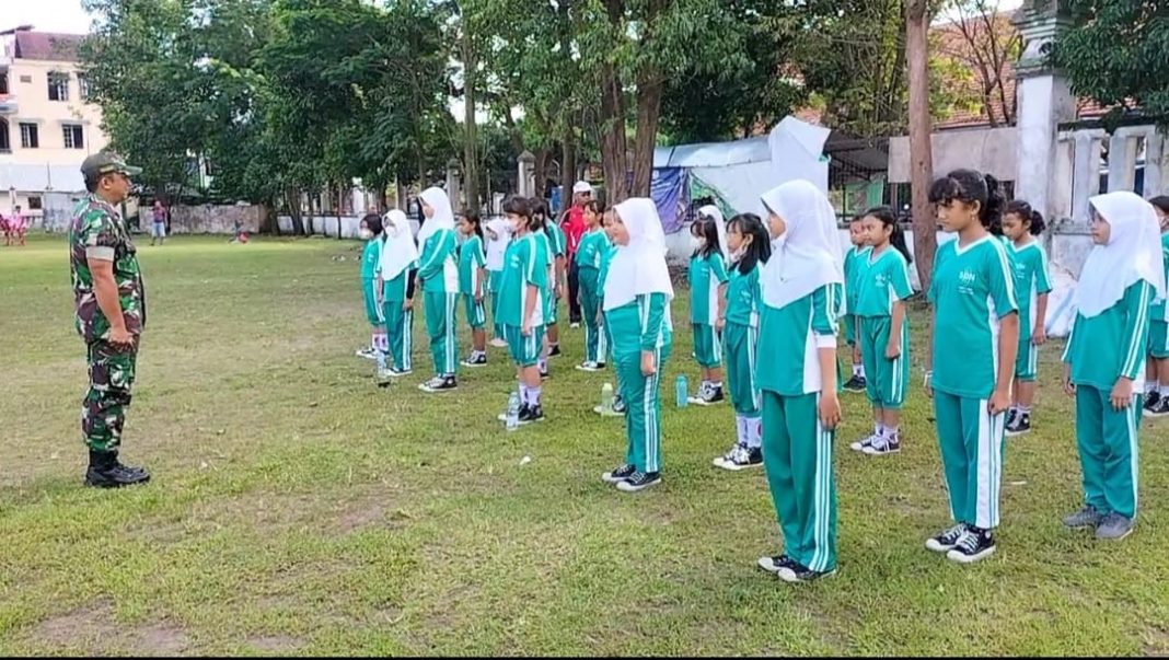 Tanamkan Disiplin Sejak Dini Babinsa Jayengan Latih PBB Siswa SD