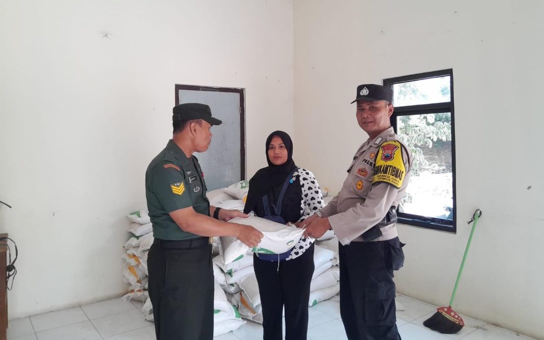 Babinsa Kawal Penyaluran Bantuan Pangan Cadangan Beras Pemerintah