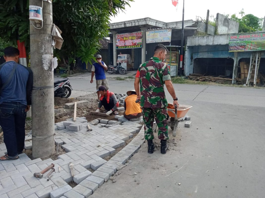 Bantu Pasang Paving Blok, Babinsa Tumbuhkan Semangat Gotong Royong