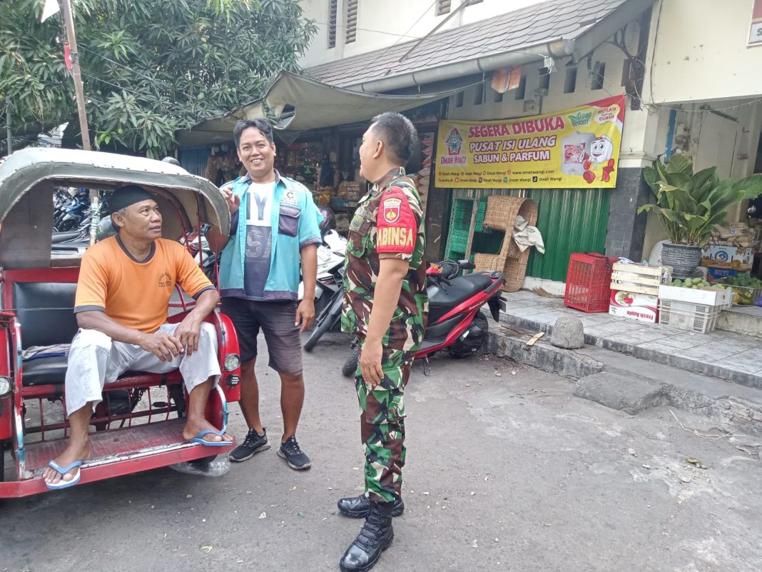 Berhati-hati Saat Bekerja, Inilah Pesan Komsos Babinsa Danukukusuman dengan Tukang Becak