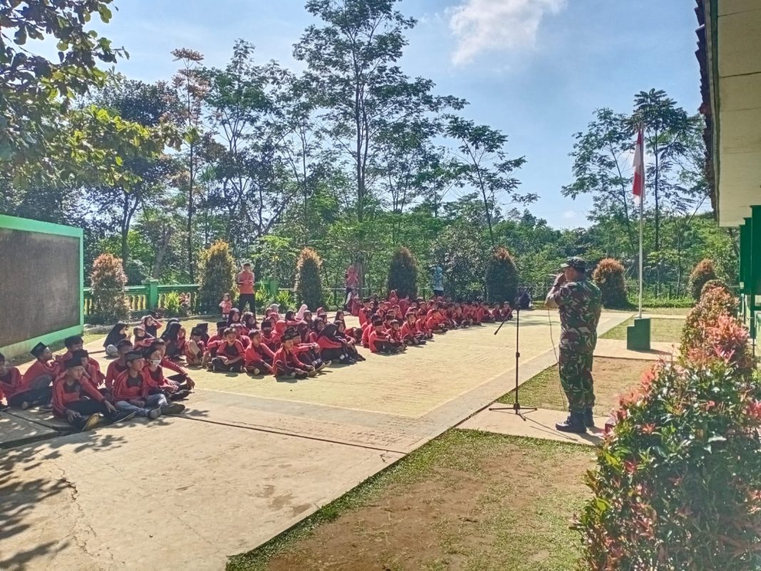 Tanamkan Displin Sejak Dini, Babinsa Koramil Ampel Tanamkan Materi PBB di Sekolah Dasar