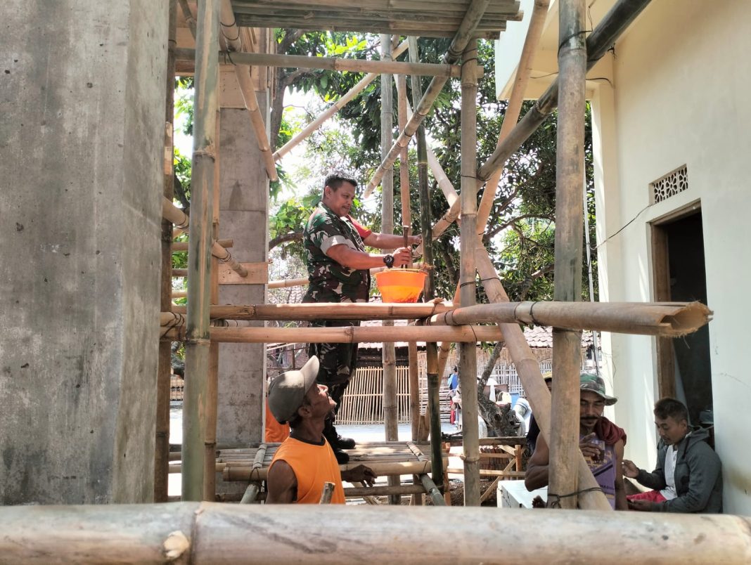 Wujudkan Masyarakat Sejahtera, Babinsa Bantu Pembuatan Pam Simas