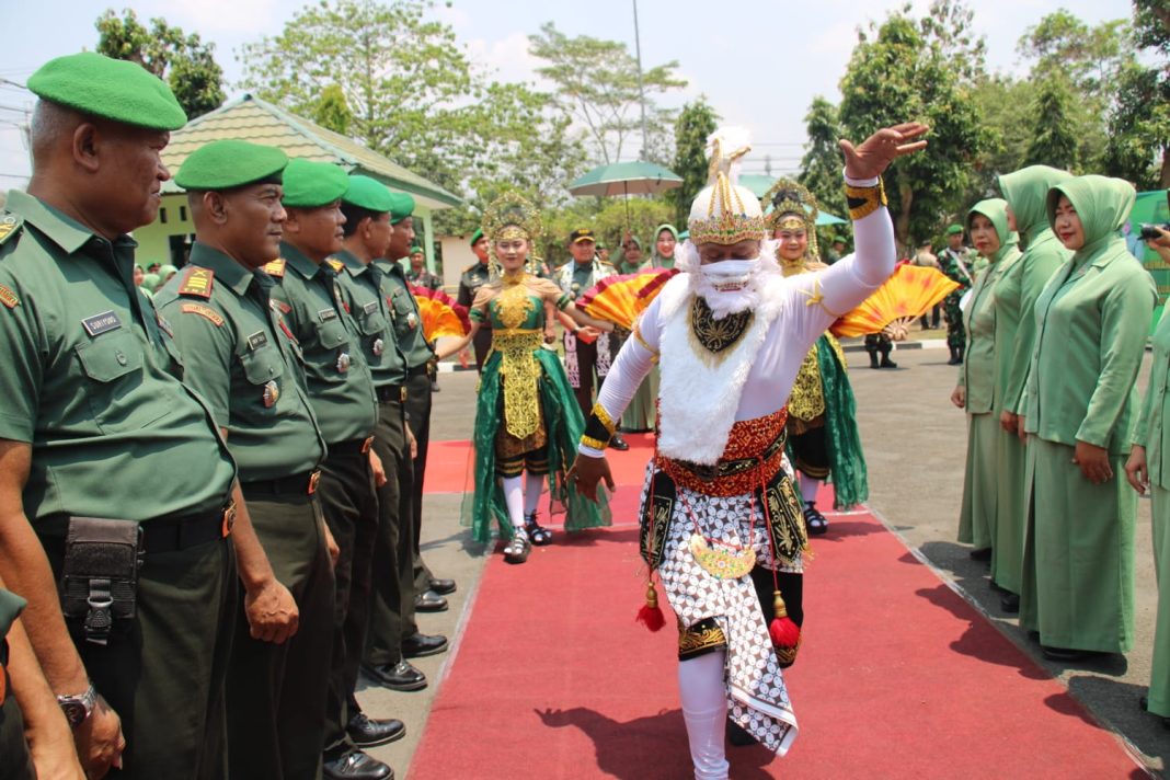 Kunjungi Makodim 0702 Purbalingga, Danrem 071 Wijayakusuma dan Istri Disambut Hanoman