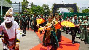 Kunjungi Makodim 0702 Purbalingga, Danrem 071 Wijayakusuma dan Istri Disambut Hanoman
