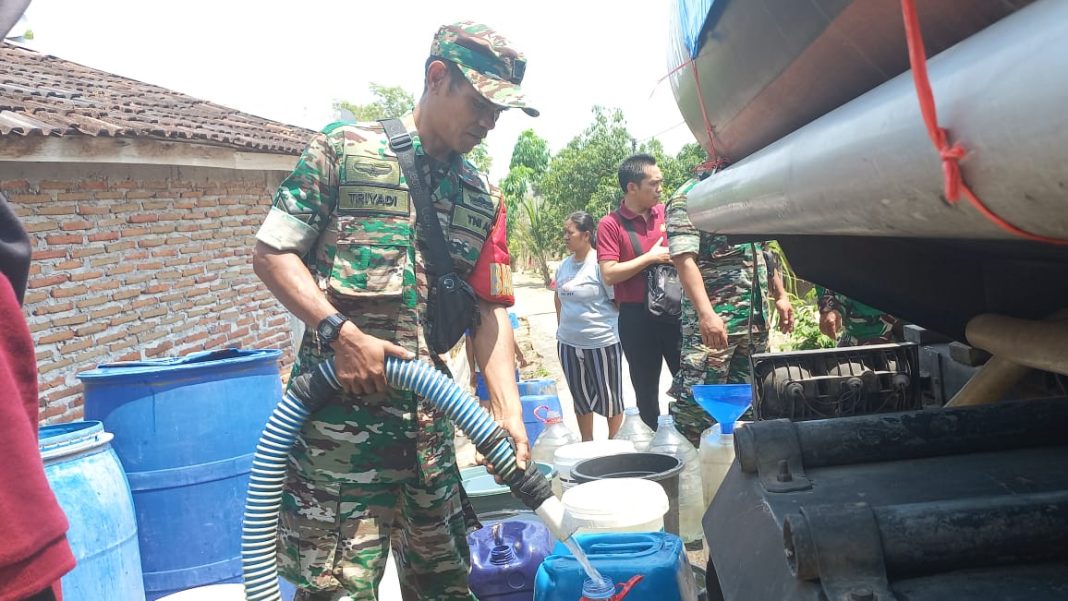 WhatsApp Image 2023-10-27 at 17.18.29 (1) Upaya Atasi Kekeringan, Babinsa Koramil Andong Distribusikan Bantuan Air