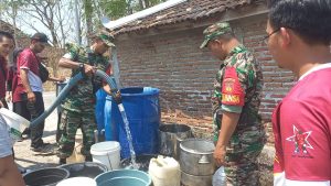 Upaya Atasi Kekeringan, Babinsa Koramil Andong Distribusikan Bantuan Air