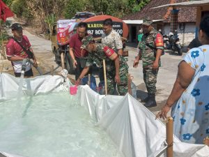 Upaya Atasi Kekeringan, Babinsa Koramil Andong Distribusikan Bantuan Air