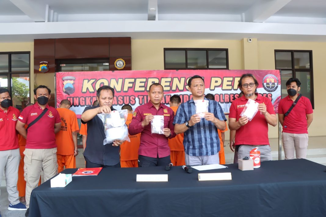 WhatsApp Image 2023-10-27 at 22.01.18 Kurun 2 Bulan, Sat Narkoba Polres Brebes Tangkap 8 Tersangka Kasus Narkotika