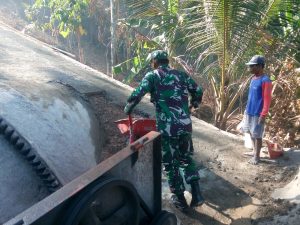 Babinsa Simo Terjun Langsung Gotong Royong Pengecoran Rabat Beton