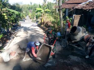 Babinsa Simo Terjun Langsung Gotong Royong Pengecoran Rabat Beton