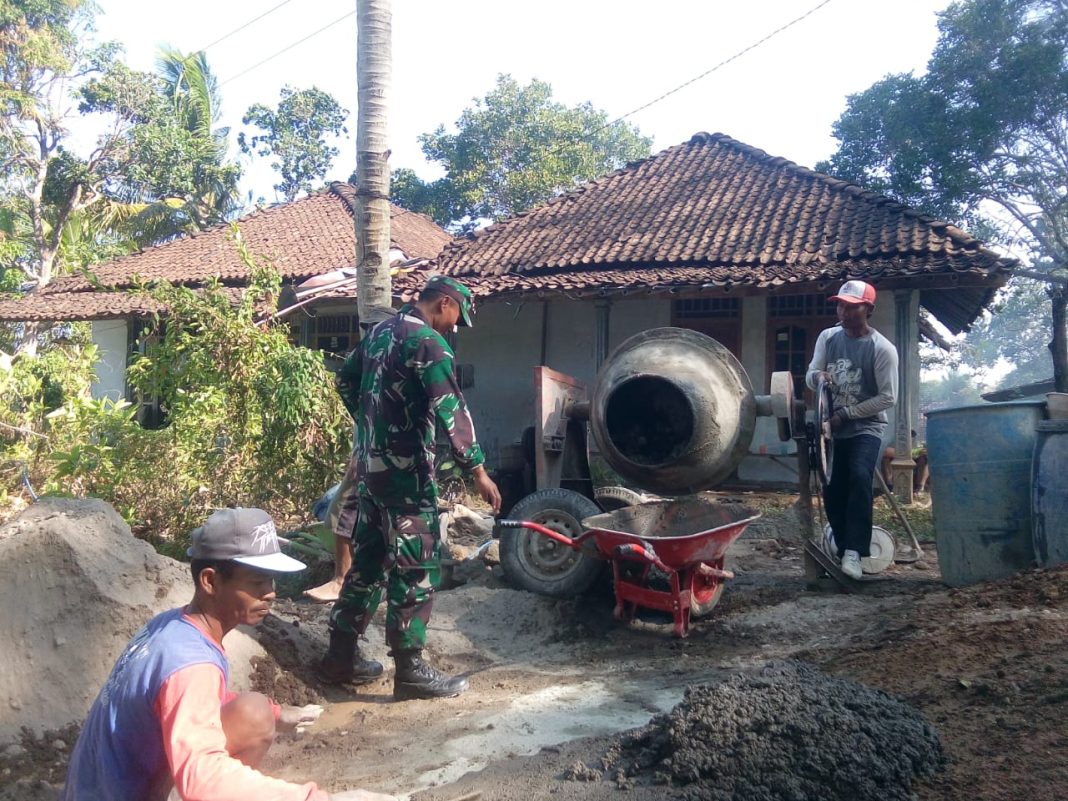 Babinsa Simo Terjun Langsung Gotong Royong Pengecoran Rabat Beton