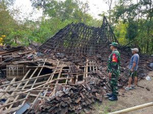 Babinsa Mendata Dan Membantu Bersihkan Puing Bangunan Yang Roboh