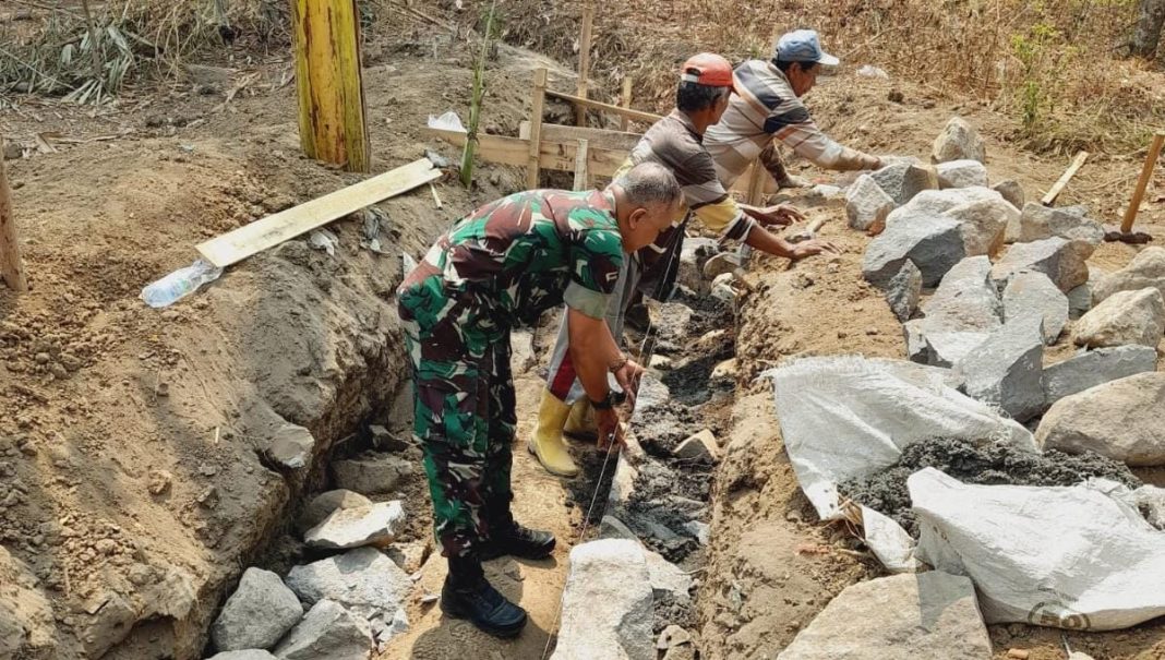 Wujud Nyata, Babinsa ikut Gotong Royong Pembagunan Talud