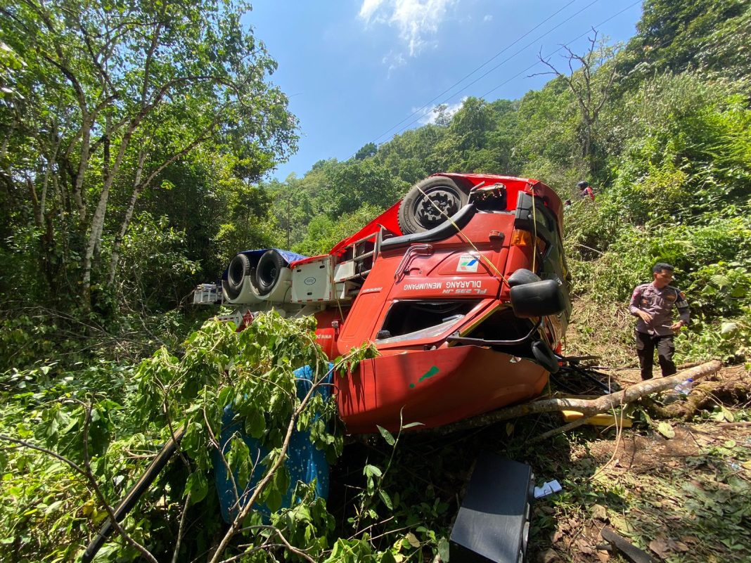 Lakalantas, Mobil Pengangkut Bahan Bakar Minyak Masuk Curang, Sopir Meninggal Dunia