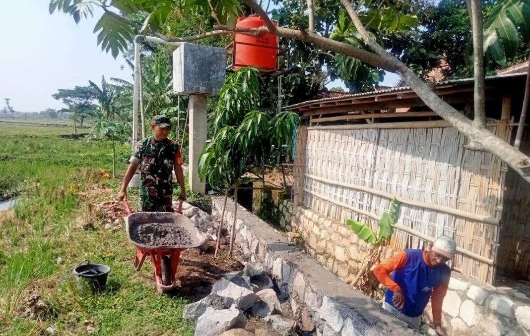 Bangun Talud, Babinsa Aktifkan Saluran Irigasi