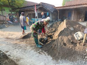 Dukung Pembangunan Wilayah Binaan, Babinsa  Bersama Warga Gotong Royong Pengecoran Jalan