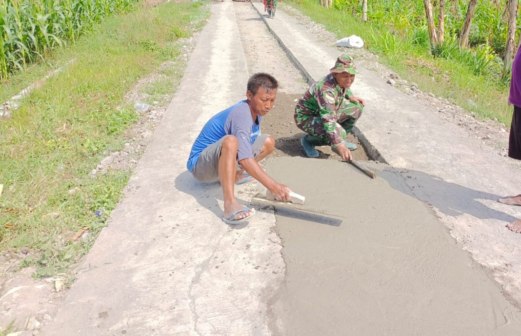 Dukung Pembangunan Wilayah Binaan, Babinsa Bersama Warga Gotong Royong Pengecoran Jalan