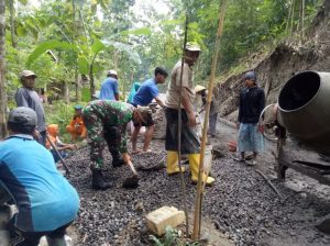 Dukung Pembangunan Wilayah Binaan, Babinsa  Bersama Warga Gotong Royong Pengecoran Jalan
