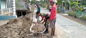 Bentuk Kepedulian, Babinsa Bantu Warga Laksanakan Karya Bakti Pembuatan Talud