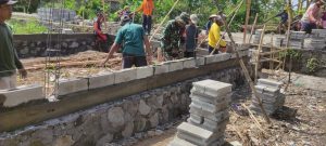 Manunggal TNI Dengan Rakyat, Babinsa Gotong Royong Buat Gudang Serba Guna