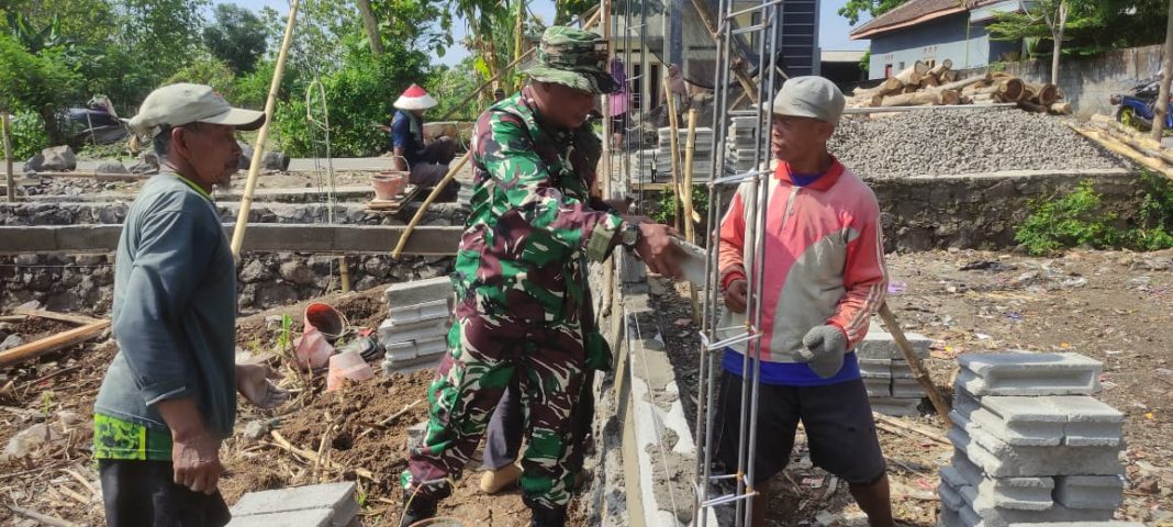 Manunggal TNI Dengan Rakyat, Babinsa Gotong Royong Buat Gudang Serba Guna