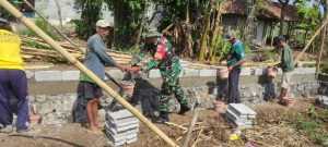 Manunggal TNI Dengan Rakyat, Babinsa Gotong Royong Buat Gudang Serba Guna