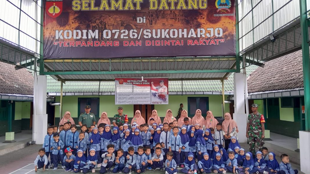 Kunjungi Makodim 0726/Sukoharjo, Anak-anak Paud Al Islah Laksanakan Outing Class