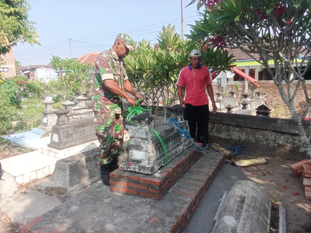 Babinsa Merawat Silaturahmi Dengan Gotong Royong
