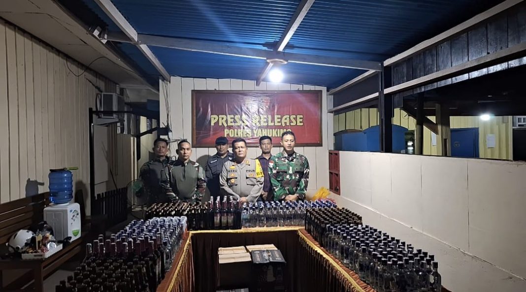 Operasi Gabungan TNI-Polri Amankan Ratusan Botol Miras di Yahukimo
