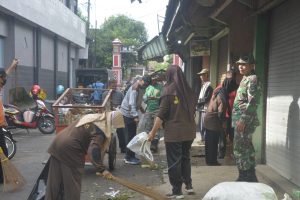 TNI Polri di Boyolali Laksanakan Baksos dan Pembersihan Pasar Simo