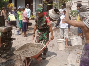 Perbaiki Infrastruktur Kampung, Babinsa Bantu Warga Cor Jalan