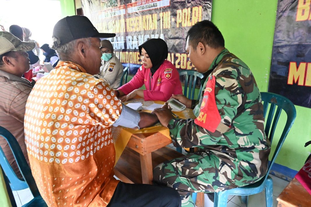 Kodim 0726/Sukoharjo dan Polres Sukoharjo Gelar Karya Bakti Tanam Pohon dan Pelayanan Kesehatan
