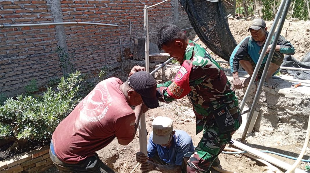 WhatsApp Image 2024-01-12 at 12.54.58 Atasi Kesulitan Air Babinsa Bantu Pembuatan Sumur Bor Warga