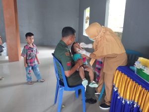 Wujudkan Balita Bebas Dari Polio, Babinsa Dampingi Nakes Pemberian Vaksin 