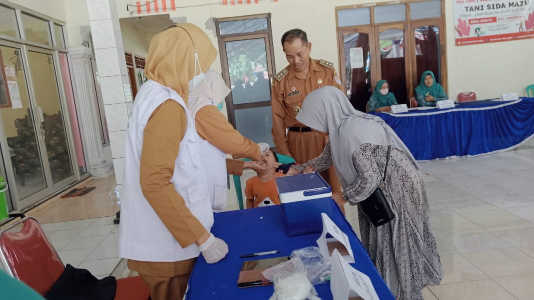 Babinsa Koramil 04 dan Kades Sidayu Binangun Dampingi Sub-PIN Polio di Desa Sidayu Binangun Cilacap