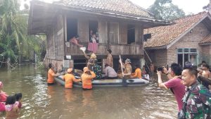 Bupati Musi Rawas Tinjau Langsung Korban Bencana Banjir di Desa Muara Megang Kecamatan Megang Sakti